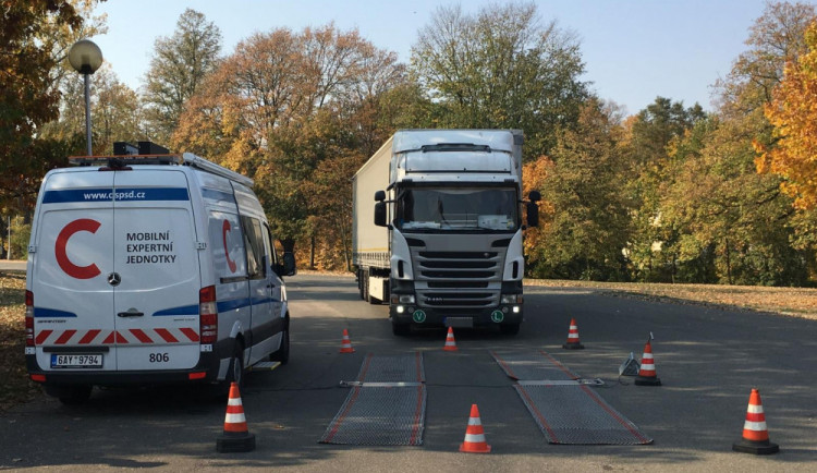 Královéhradečtí policisté provádí kontrolní vážení nákladního auta.