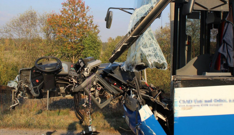 Srážka s kamionem vytrhla řidiči autobusu volant z rukou, jako zázrakem se nikdo nezranil