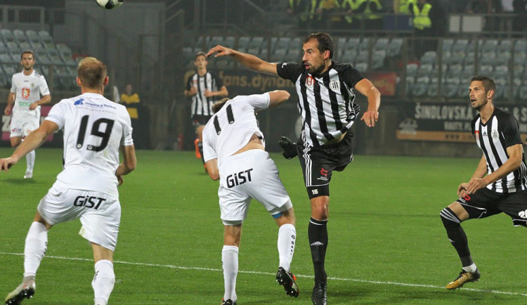 Z Budějovic přijeli Votroci bez bodu, hattrick Ledeckého zařídil Dynamu vítězství