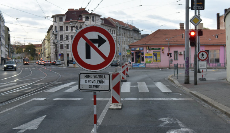 FOTO: Zábrdovická je uzavřena. Řidiči si začínají zvykat na objízdné trasy