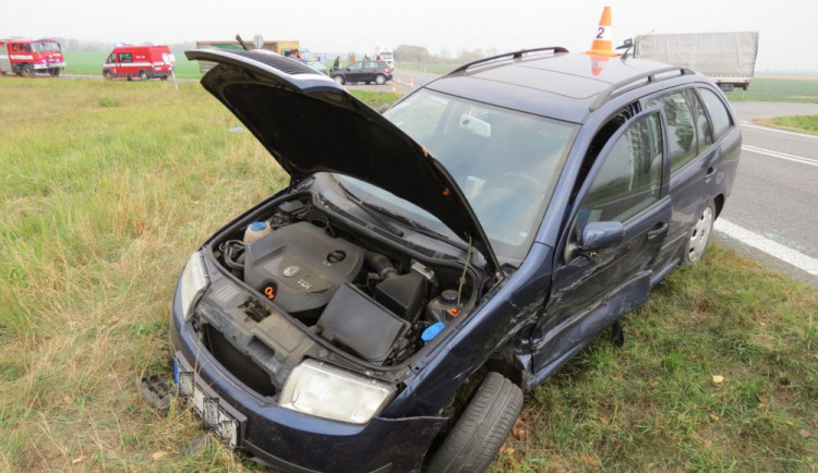 Fabia skončila po srážce v příkopě, kde narazila do značky