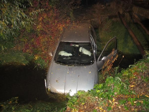 Seat skončil po zběsilé honičce v potoce