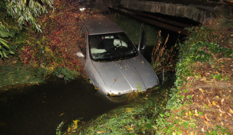 Seat skončil po zběsilé honičce v potoce