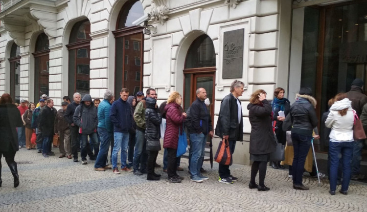Česká národní banka dnes vydává do oběhu speciální mince. V Brně na ně stojí dlouhé fronty