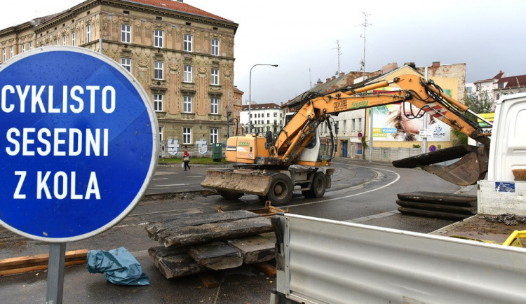 Na Zábrdovické už se naplno pracuje. Most přes Svitavu mohou lidé bez problému přecházet