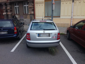 Žena se 2,5 promile jela pro dceru, nabourala přitom svoji Fabii