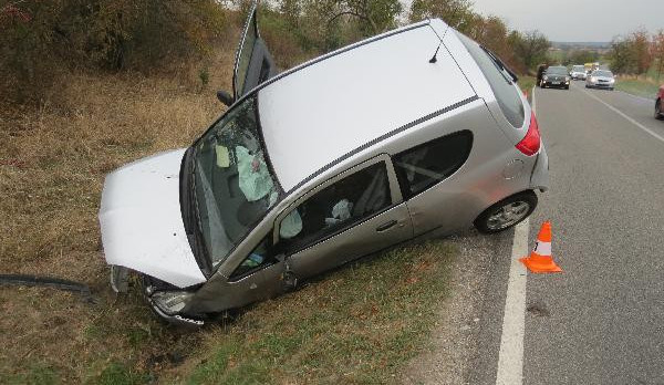 Opilá seniorka nejdřív trefila zrcátkem auto v protisměru, následně bourala v příkopě