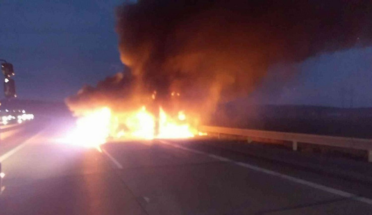 FOTO: Na dálnici D1 dnes hořel náklaďák