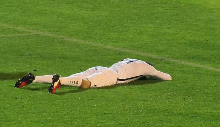 VIDEO: Zlatý vlastenec! Zbrojovka vyhrála na hřišti silného Hradce díky vlastnímu gólu roku