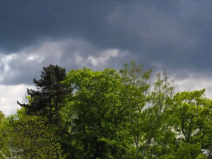 POČASÍ NA ÚTERÝ: Oblačno až zataženo. Meteorologové varují před silnějším větrem