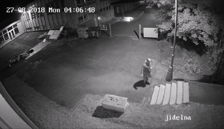 PÁTRÁNÍ: Policie hledá muže, který by mohl pomoci objasnění případů žhářství