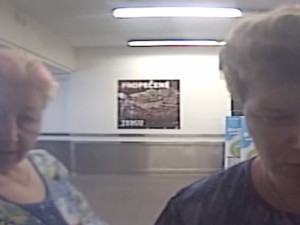 VIDEO: Muž si v bankomatu zapomněl vybrané peníze a přišel o ně. Policie hledá dvě svědkyně