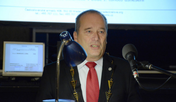 Do primátorského křesla usedl vysokoškolský pedagog Alexandr Hrabálek