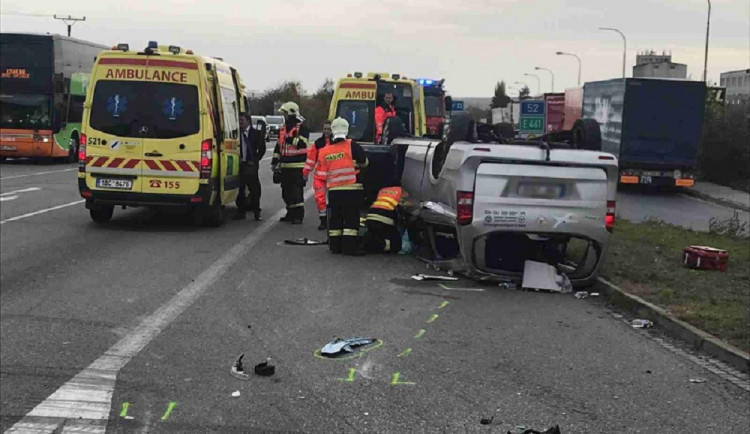 U Mikulova se srazil minibus s osobákem, šest zraněných