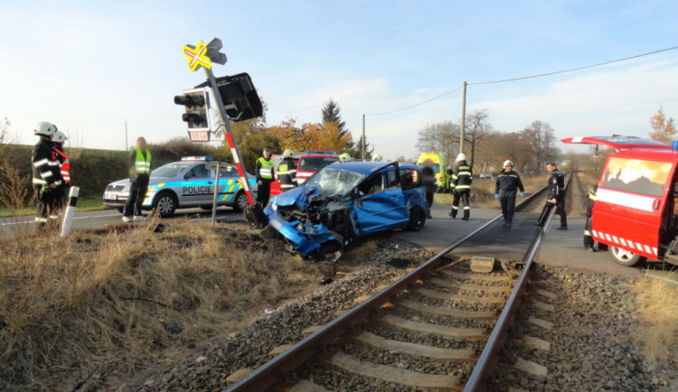 Na přejezdu v Červeném Kostelci se střetlo auto s vlakem, řidič zraněn