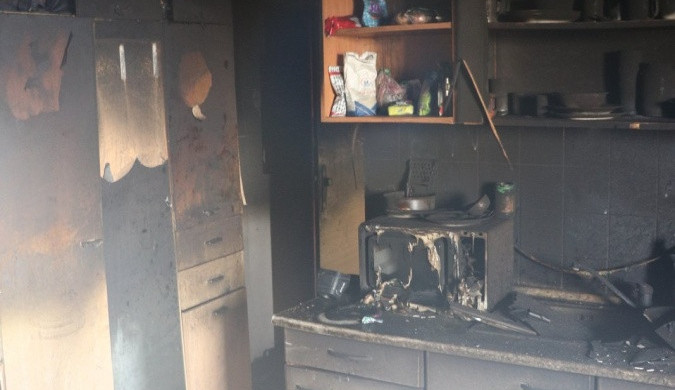 Plameny zničily garsonku, jednu osobu museli ošetřit zdravotníci