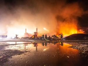 FOTO: Skladovací hala v Jaroměři lehla popelem, škoda je 1,2 milionu korun
