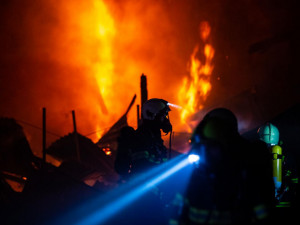 Skladovací hala v Jaroměři lehla popelem, škoda je 1,2 milionu korun