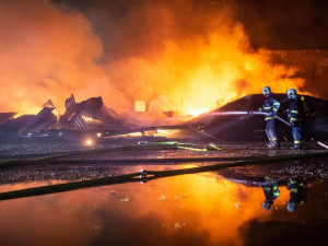 Skladovací hala v Jaroměři lehla popelem, škoda je 1,2 milionu korun