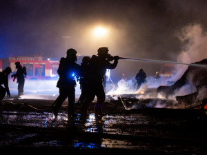 Skladovací hala v Jaroměři lehla popelem, škoda je 1,2 milionu korun