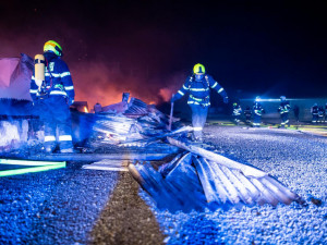 Skladovací hala v Jaroměři lehla popelem, škoda je 1,2 milionu korun