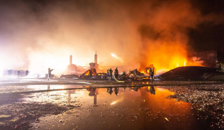 Skladovací hala v Jaroměři lehla popelem, škoda je 1,2 milionu korun