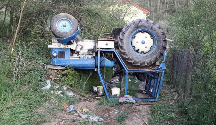 Při vytrhávání pařezů se na muže převrátil traktor, na místě zemřel