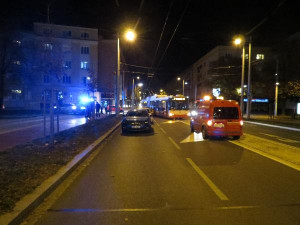 Hradecké ulice zažily "demoliční derby", opilá řidička nabourala dvě auta a trolejbus