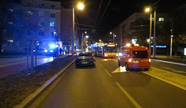 Demoliční derby v hradeckých ulicích. Opilá řidička nabourala dvě auta a trolejbus