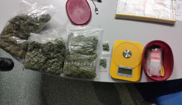 Obsah tašky zabavené Policií ČR před hotelem Černigov.