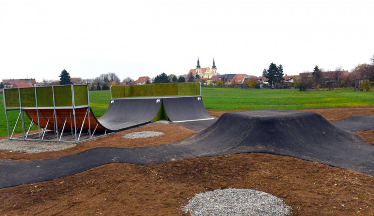 FOTO: V Tuřanech vznikl díky participativnímu rozpočtu nový skatepark pro veřejnost