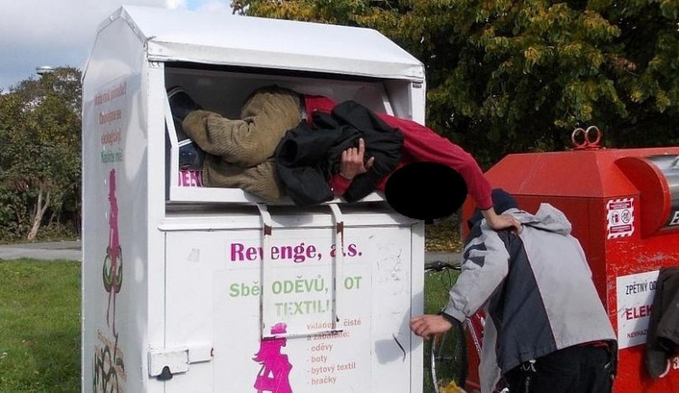 Čtveřice v Brně vykrádala kontejner na oblečení. Vymlouvali se, že hledají mobil