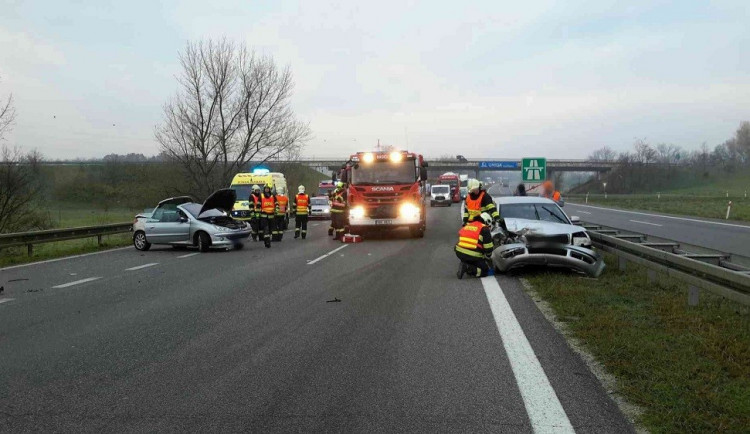 FOTO: Dálnici D52 u Pohořelic zastavila dnes ráno nehoda čtyř osobáků a kamionu