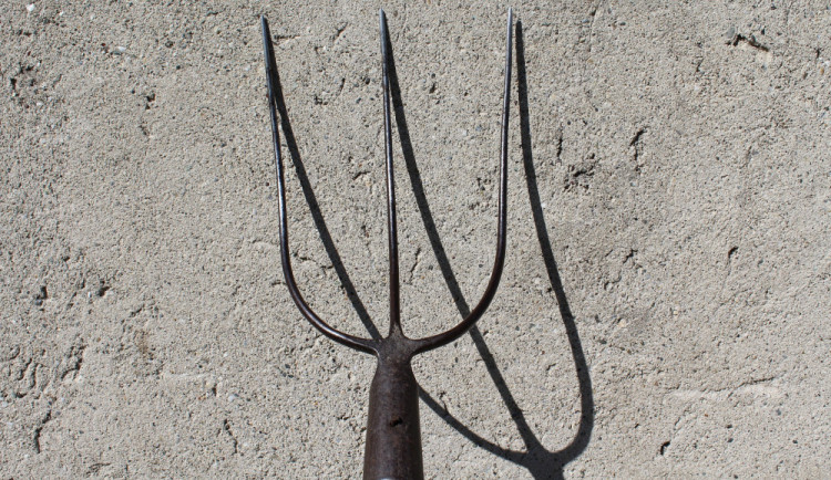 Řidič nestačil zareagovat, vidle ležící na silnici prorazily palivovou nádrž jeho vozu