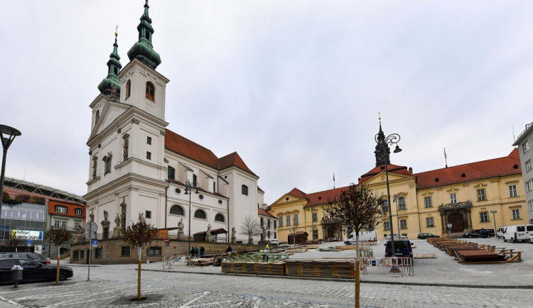 FOTO: Rekonstrukce Dominikánského náměstí je u konce. Na místo se stěhují stánkaři
