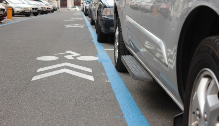 Brno začne rezidentům vracet poplatky za první auto
