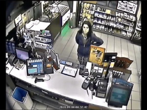 VIDEO: Žena platila ukradenou platební kartou, hledá ji policie