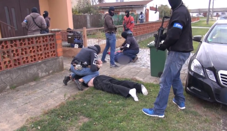 VIDEO: Zásahovka si vyšlápla na dealera drog. Našla u něj 30 kilo trávy, prodával i extázi a kokain