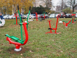 V Jungmannově ulici vyrostl fitpark pro seniory, nabízí 12 cvičebních strojů