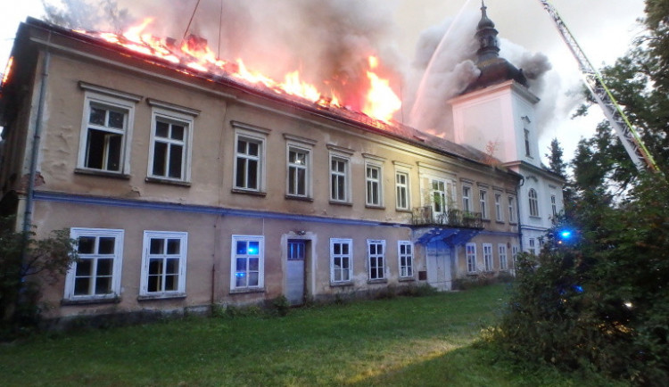 Hořící zámek v Horním Maršově na Trutnovsku