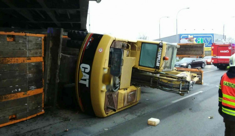 FOTO: Kamion převážející bagr narazil v Brně dnes ráno do mostu a zablokoval dopravu
