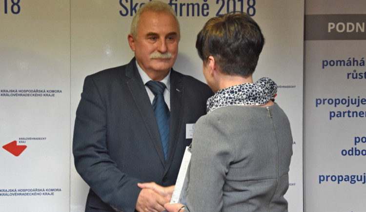 Zbyněk Hruška, ředitel SŠ strojírenská a elektrotechnická Nová Paka. Ocenění předává náměstkyně hejtmana pro oblast školství, kultury a sportu Martina Berdychová.