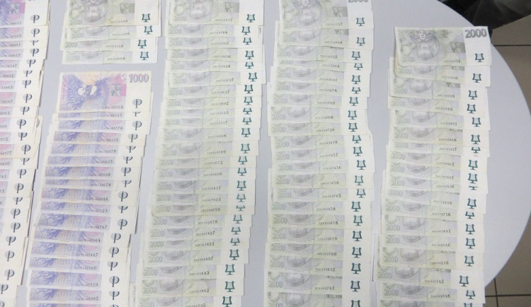 Muž našel v Brně igelitku, ve které bylo půl milionu. Vše poctivě vrátil