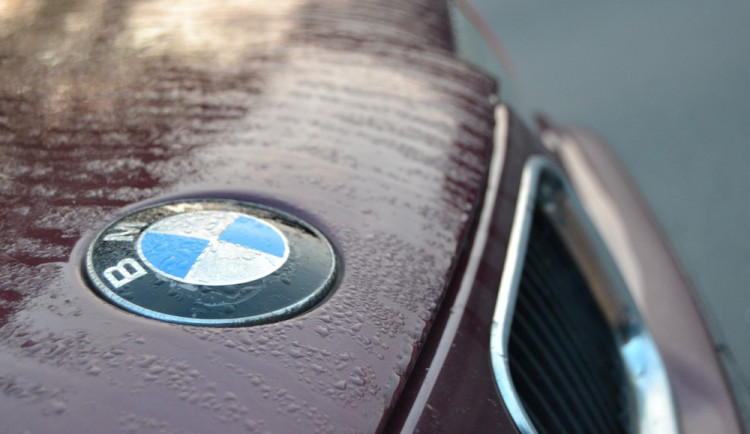 Řidič BMW dnes v Brně srazil a zabil chodce. Policisté hledají svědky