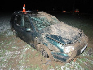 VIDEO: Řidič osobáku nezvládl předjíždění, auto skončilo nedaleko ČKD v poli