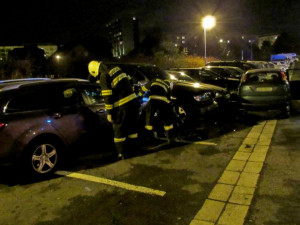 Kuriózní nehoda na Slezském Předměstí. Namol opilý řidič naboural do několika zaparkovaných aut