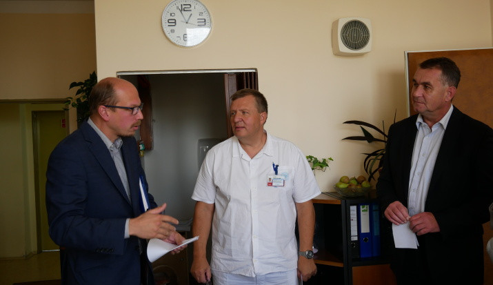 Ilustrační foto, Hejtman Jiří Štěpán, primář ARO rychnovské nemocnice Marcel Maršík a náměstek pro zdravotnictví Aleš Cabicar