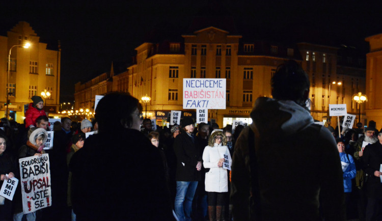 FOTO: Stovky lidí v Hradci požadovaly demisi premiéra Andreje Babiše