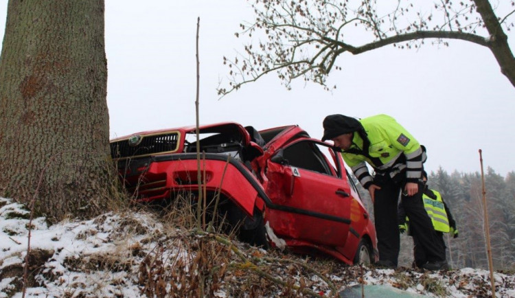 Auto skončilo ve stromě. Zasahovat musel vrtulník.