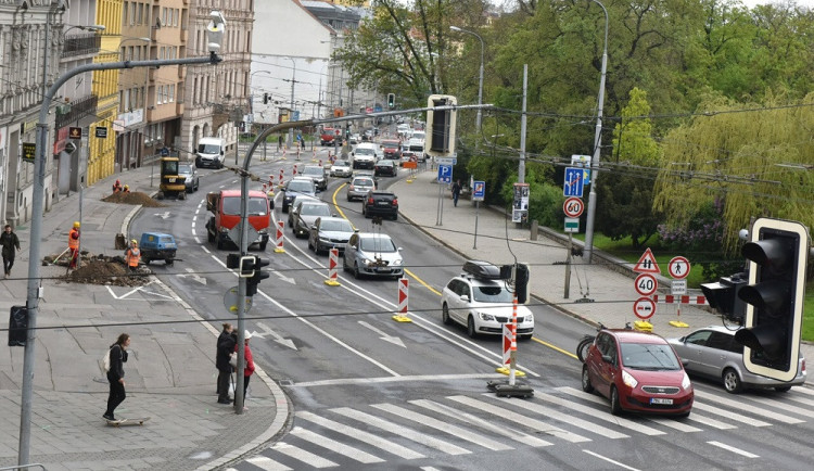 Na Úvoze a Kolišti se od soboty uzavře jeden jízdní pruh